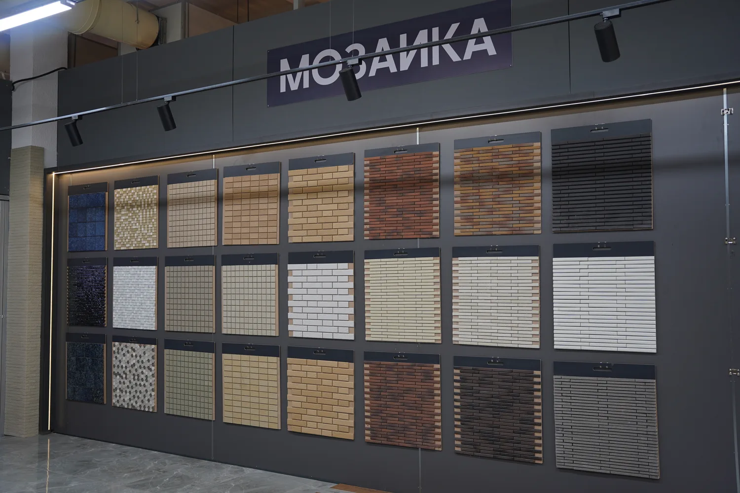 Шоурум Japan Ceramic — стена мозаики